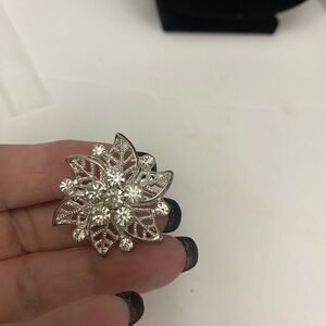 💍💎 SALE Elegant Sparkling Rhinestone & Silver Floral Brooch (J97)